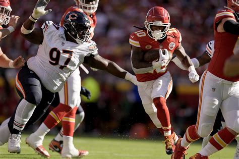Patrick Mahomes throws 3 TD passes as Chiefs rout Bears 41-10